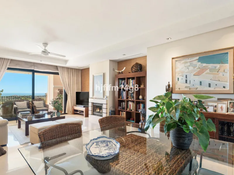 This elevated ground-floor apartment is located in the sought-after area of Buenavista, La Quinta, a prestigious residential community renowned for its tranquility, security, and breathtaking surroundings. Set within the beautiful hills of Benahavís, just