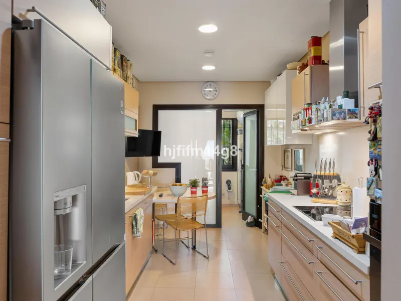 This elevated ground-floor apartment is located in the sought-after area of Buenavista, La Quinta, a prestigious residential community renowned for its tranquility, security, and breathtaking surroundings. Set within the beautiful hills of Benahavís, just
