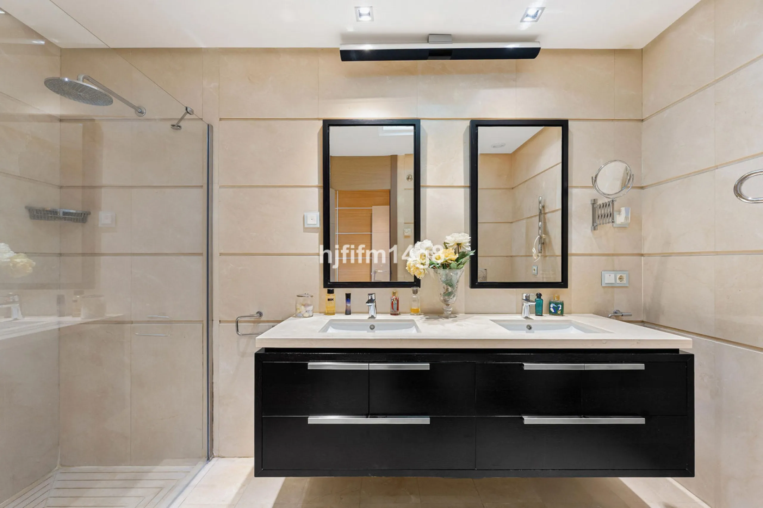 This elevated ground-floor apartment is located in the sought-after area of Buenavista, La Quinta, a prestigious residential community renowned for its tranquility, security, and breathtaking surroundings. Set within the beautiful hills of Benahavís, just