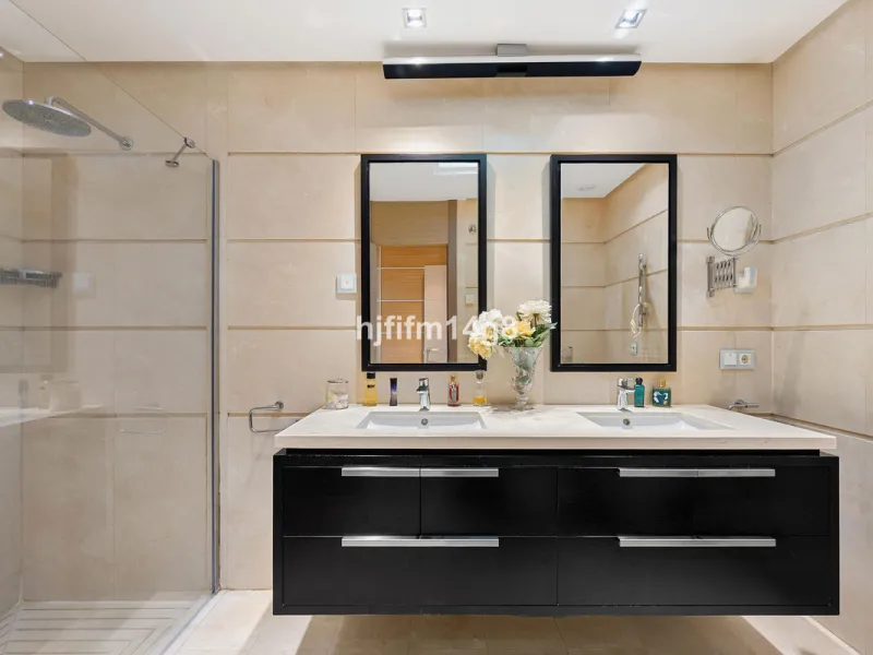 This elevated ground-floor apartment is located in the sought-after area of Buenavista, La Quinta, a prestigious residential community renowned for its tranquility, security, and breathtaking surroundings. Set within the beautiful hills of Benahavís, just