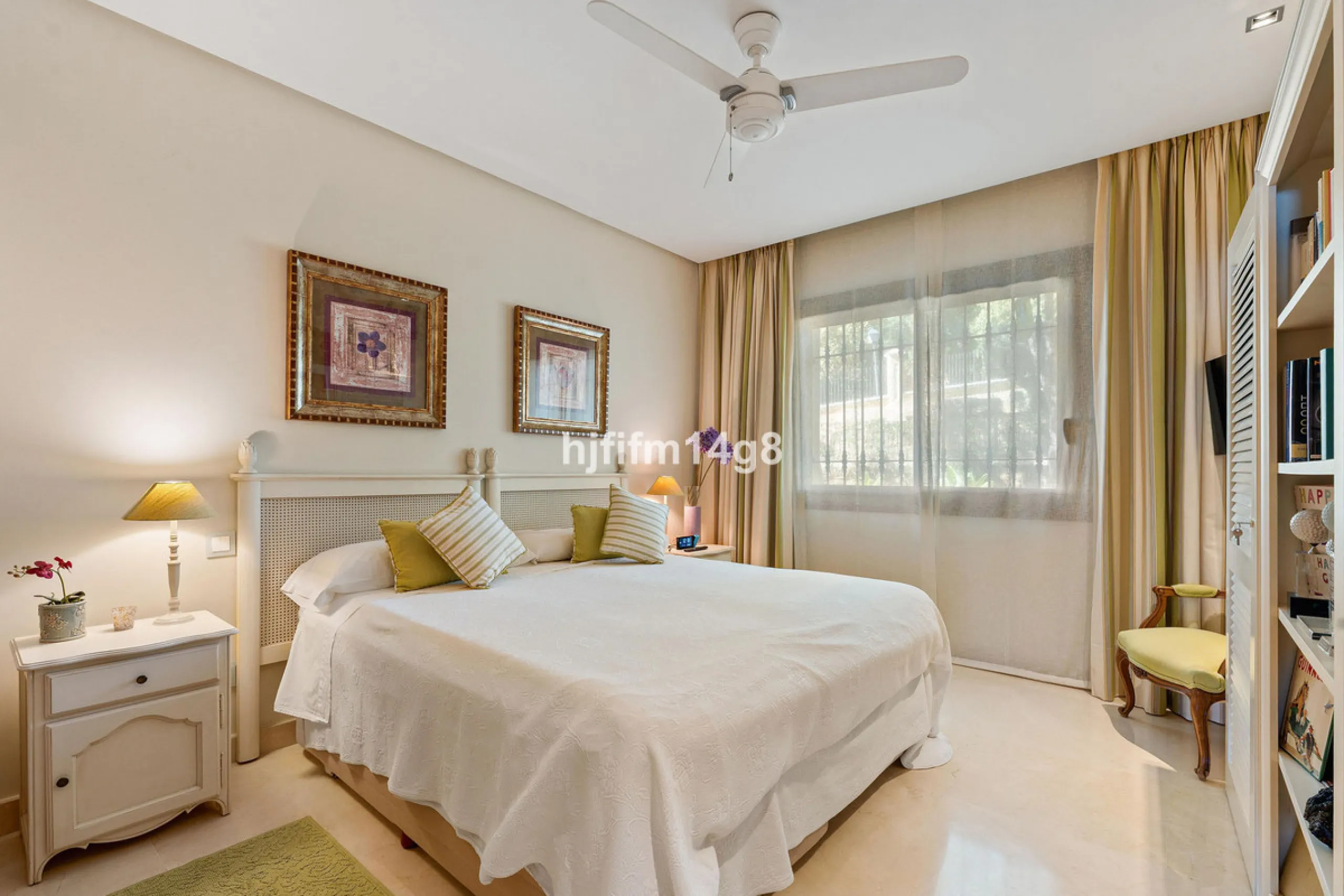 This elevated ground-floor apartment is located in the sought-after area of Buenavista, La Quinta, a prestigious residential community renowned for its tranquility, security, and breathtaking surroundings. Set within the beautiful hills of Benahavís, just