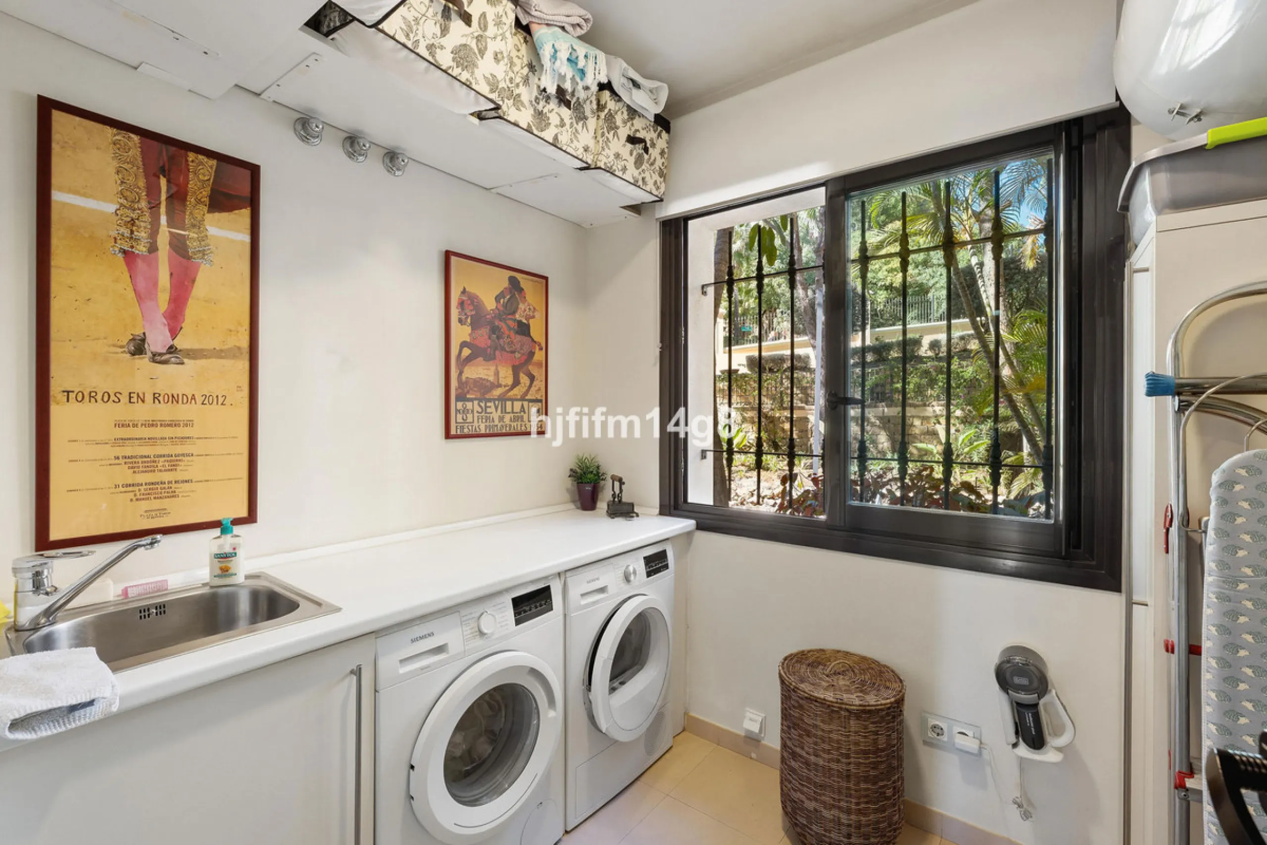 This elevated ground-floor apartment is located in the sought-after area of Buenavista, La Quinta, a prestigious residential community renowned for its tranquility, security, and breathtaking surroundings. Set within the beautiful hills of Benahavís, just