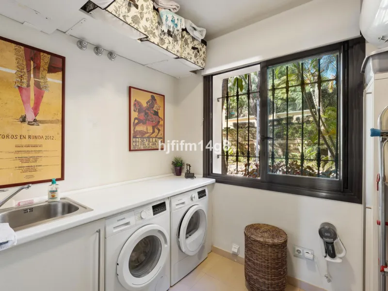 This elevated ground-floor apartment is located in the sought-after area of Buenavista, La Quinta, a prestigious residential community renowned for its tranquility, security, and breathtaking surroundings. Set within the beautiful hills of Benahavís, just