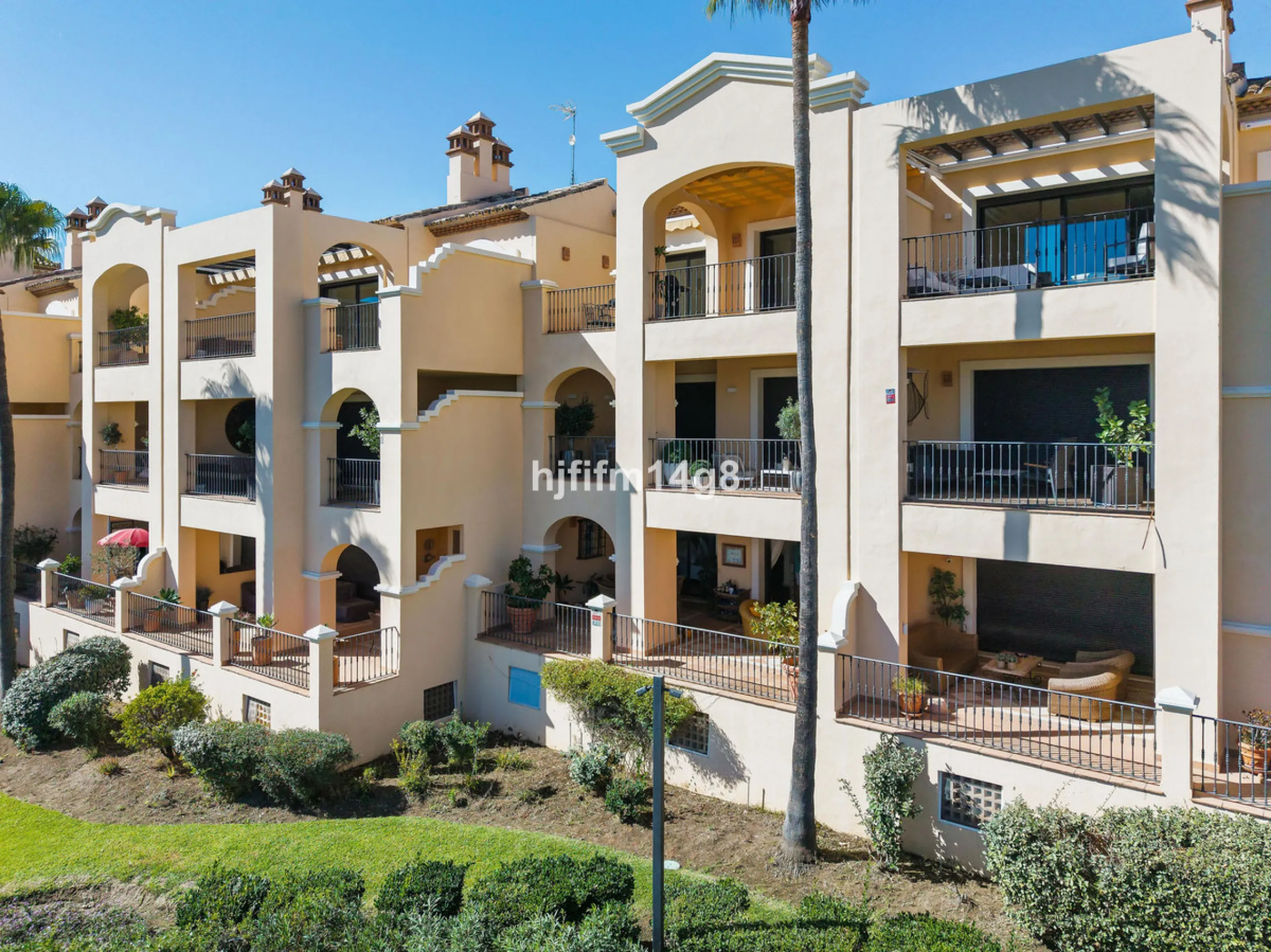 This elevated ground-floor apartment is located in the sought-after area of Buenavista, La Quinta, a prestigious residential community renowned for its tranquility, security, and breathtaking surroundings. Set within the beautiful hills of Benahavís, just