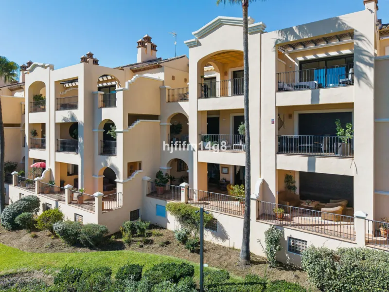 This elevated ground-floor apartment is located in the sought-after area of Buenavista, La Quinta, a prestigious residential community renowned for its tranquility, security, and breathtaking surroundings. Set within the beautiful hills of Benahavís, just