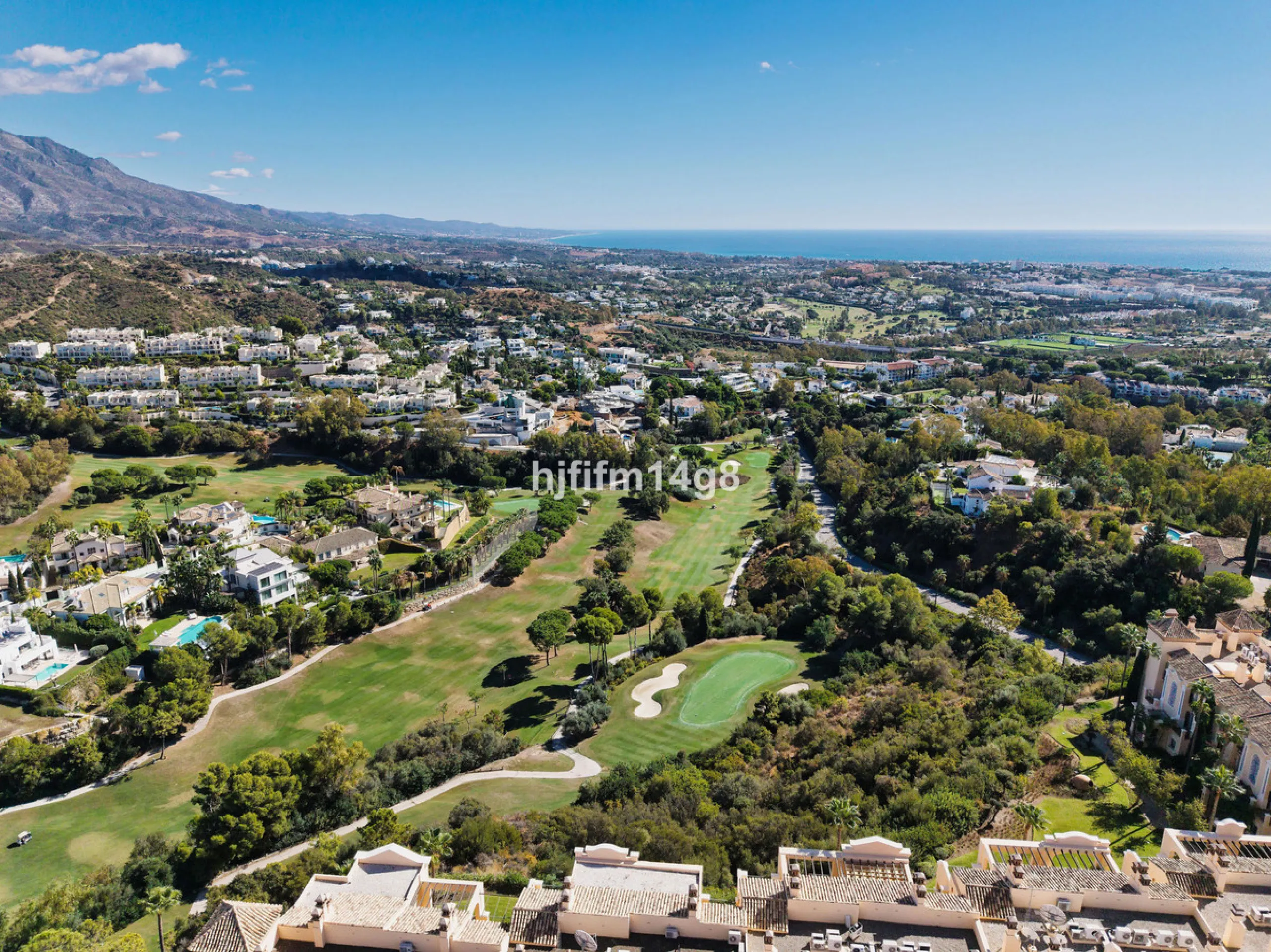 This elevated ground-floor apartment is located in the sought-after area of Buenavista, La Quinta, a prestigious residential community renowned for its tranquility, security, and breathtaking surroundings. Set within the beautiful hills of Benahavís, just