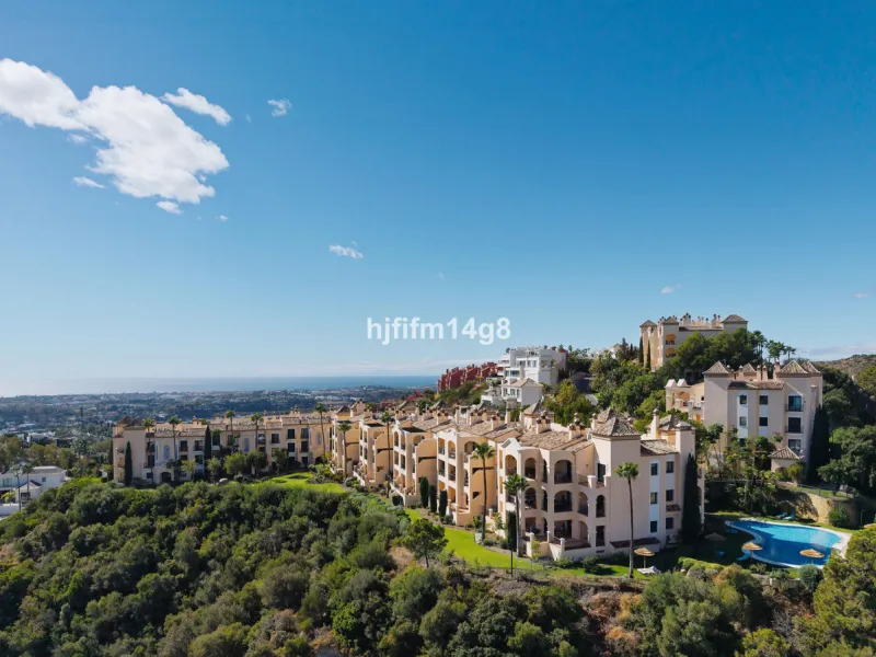 This elevated ground-floor apartment is located in the sought-after area of Buenavista, La Quinta, a prestigious residential community renowned for its tranquility, security, and breathtaking surroundings. Set within the beautiful hills of Benahavís, just