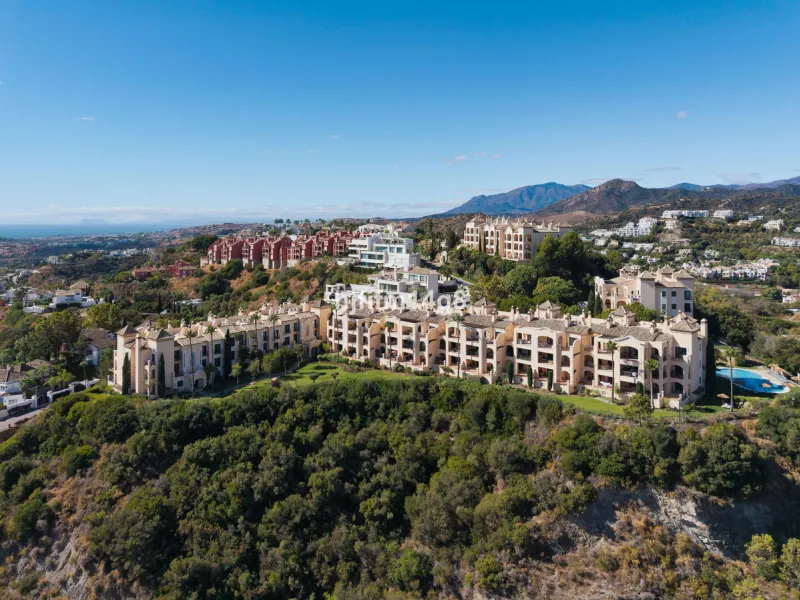 This elevated ground-floor apartment is located in the sought-after area of Buenavista, La Quinta, a prestigious residential community renowned for its tranquility, security, and breathtaking surroundings. Set within the beautiful hills of Benahavís, just