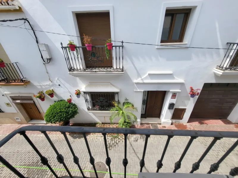 Discover this charming apartment located in the heart of Estepona's Old Town, one of the city's most vibrant and traditional areas. Its location is unbeatable: surrounded by shops, restaurants, schools and public transport, and just a few minutes' walk fr