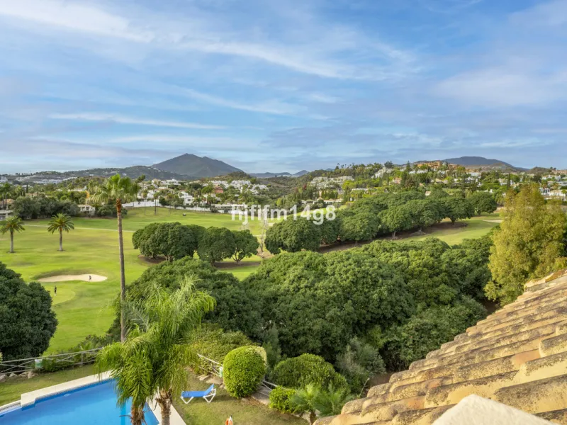 This elegant two-bedroom duplex penthouse for sale in Lorcrigolf offers a unique opportunity to enjoy refined living in one of Nueva Andalucía's most sought-after residential areas. Originally designed as a three-bedroom property, it can easily be reconve