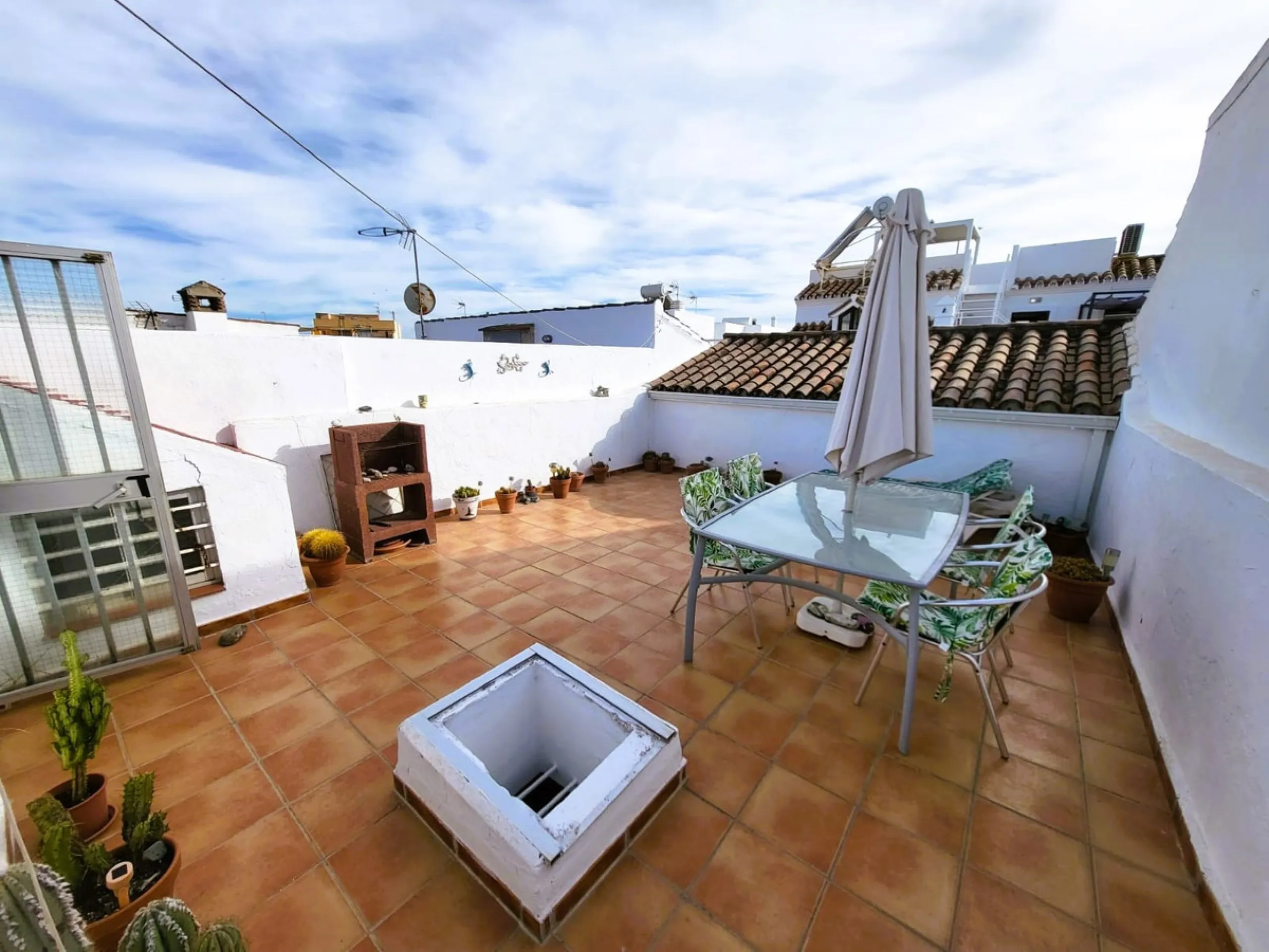 Discover this charming apartment located in the heart of Estepona's Old Town, one of the city's most vibrant and traditional areas. Its location is unbeatable: surrounded by shops, restaurants, schools and public transport, and just a few minutes' walk fr