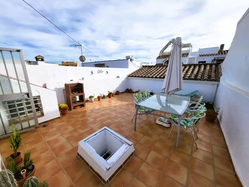 Discover this charming apartment located in the heart of Estepona's Old Town, one of the city's most vibrant and traditional areas. Its location is unbeatable: surrounded by shops, restaurants, schools and public transport, and just a few minutes' walk fr