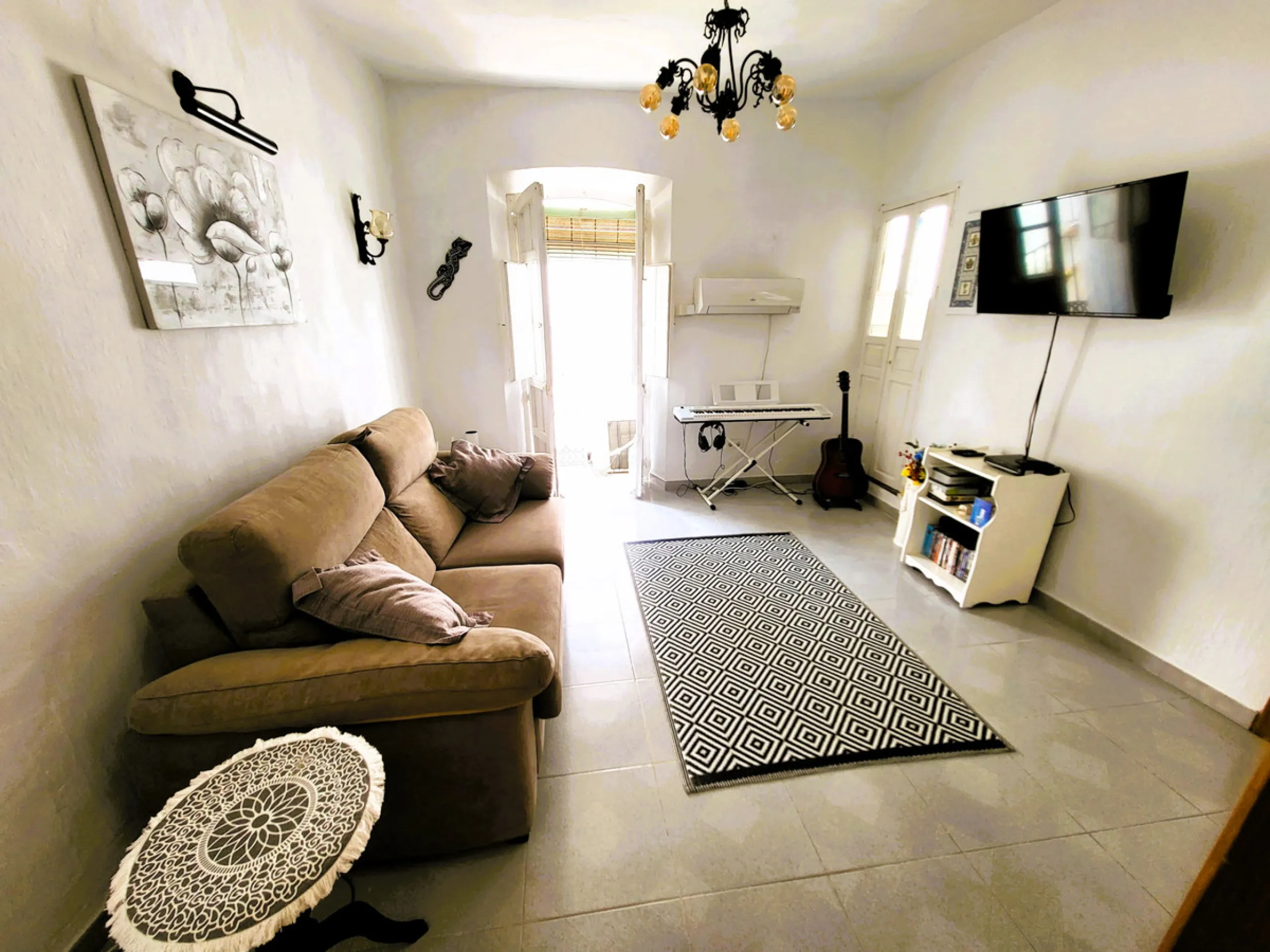 Discover this charming apartment located in the heart of Estepona's Old Town, one of the city's most vibrant and traditional areas. Its location is unbeatable: surrounded by shops, restaurants, schools and public transport, and just a few minutes' walk fr
