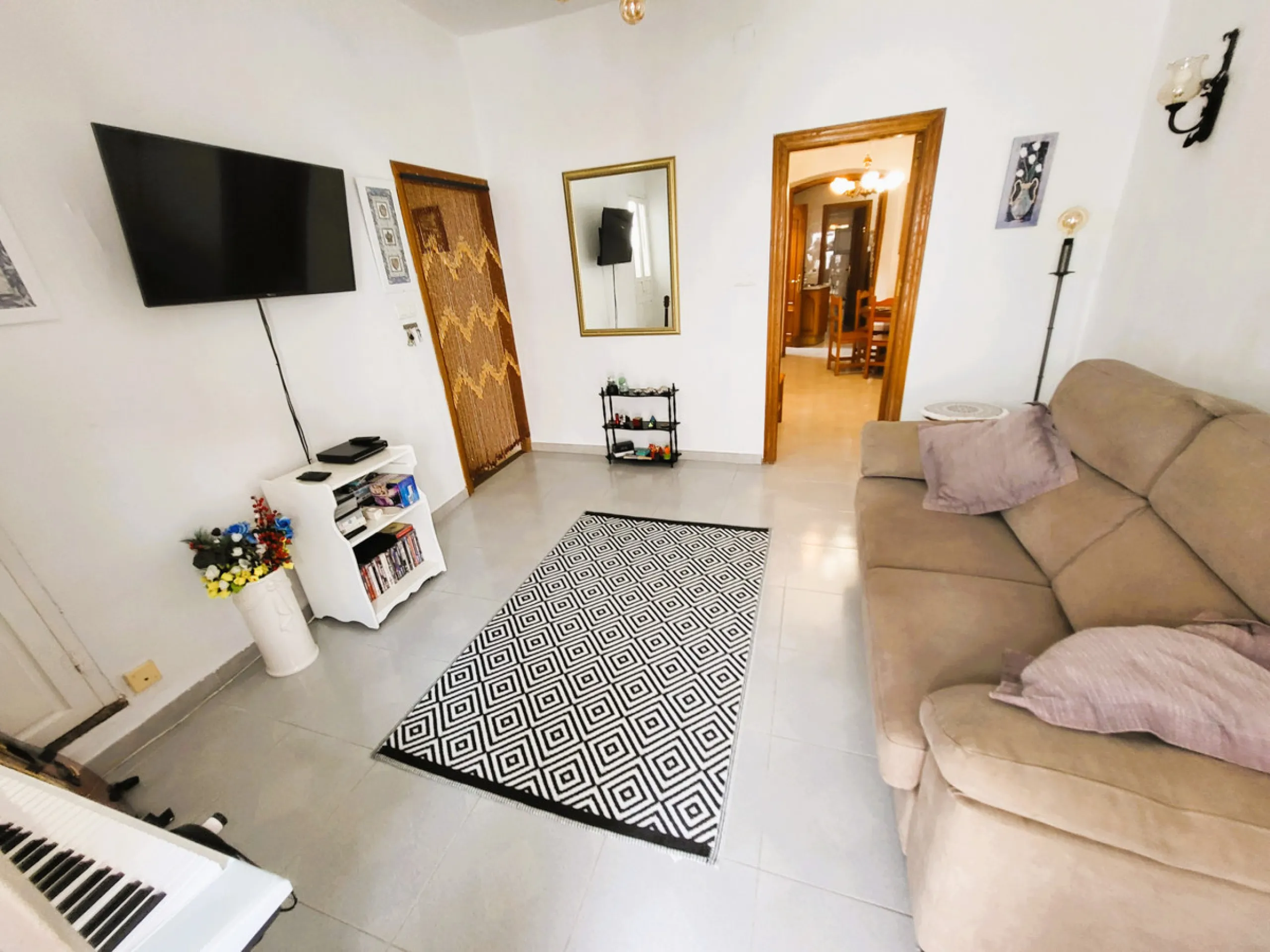 Discover this charming apartment located in the heart of Estepona's Old Town, one of the city's most vibrant and traditional areas. Its location is unbeatable: surrounded by shops, restaurants, schools and public transport, and just a few minutes' walk fr