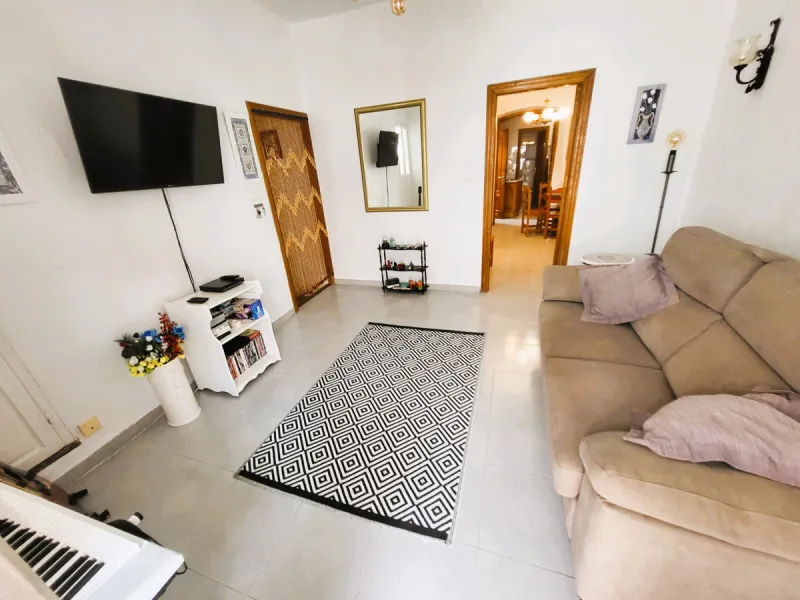Discover this charming apartment located in the heart of Estepona's Old Town, one of the city's most vibrant and traditional areas. Its location is unbeatable: surrounded by shops, restaurants, schools and public transport, and just a few minutes' walk fr