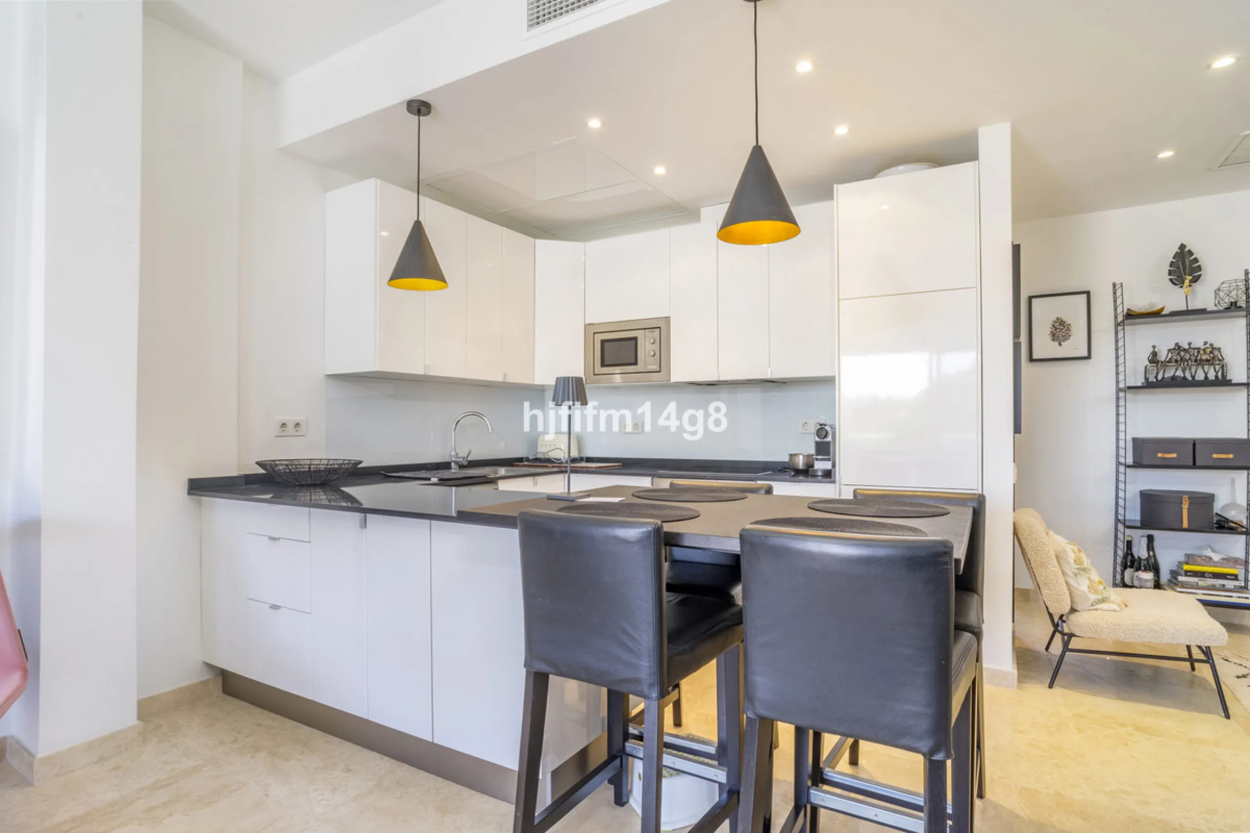 Apartment - Middle Floor Apartment в продаже в Marbella, Málaga. В доме 2 спален и 1 ванных комнат. Площадь дома 96 м²
