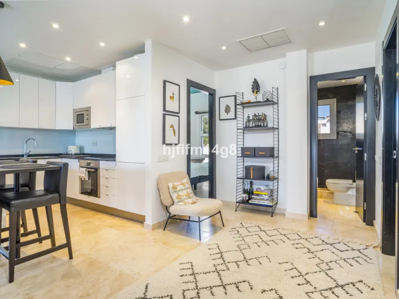 Apartment - Middle Floor Apartment в продаже в Marbella, Málaga. В доме 2 спален и 1 ванных комнат. Площадь дома 96 м²