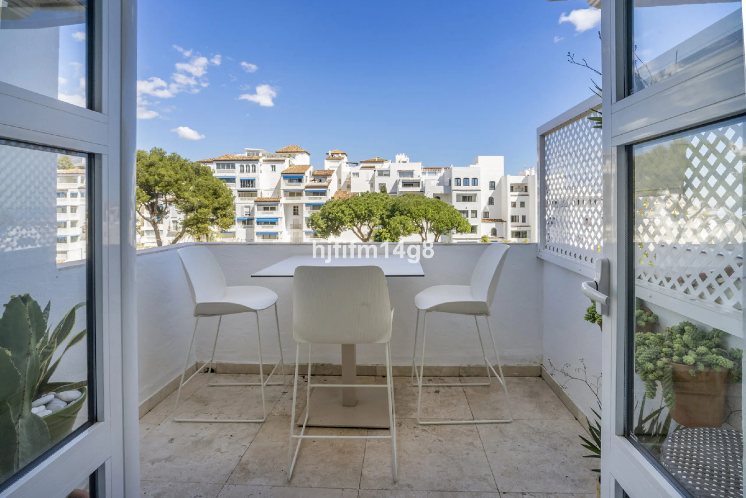 Apartment - Middle Floor Apartment в продаже в Marbella, Málaga. В доме 2 спален и 1 ванных комнат. Площадь дома 96 м²