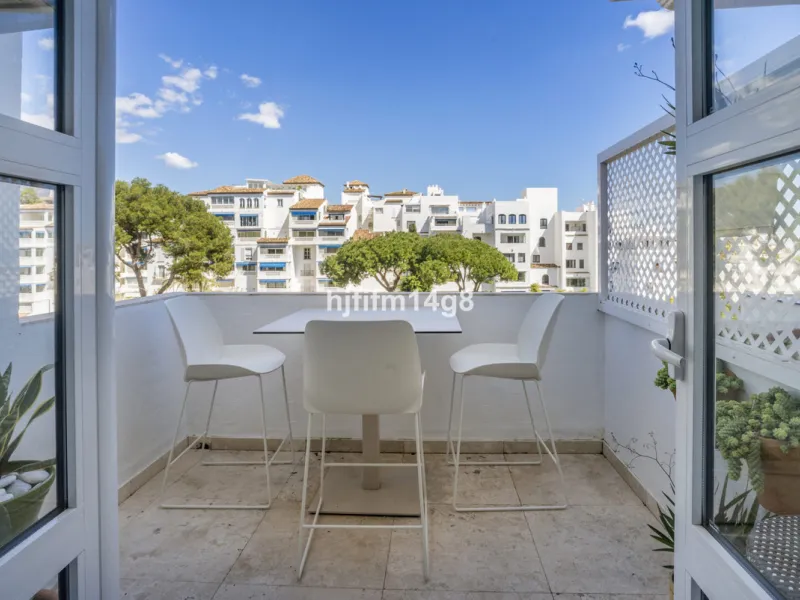 Apartment - Middle Floor Apartment в продаже в Marbella, Málaga. В доме 2 спален и 1 ванных комнат. Площадь дома 96 м²