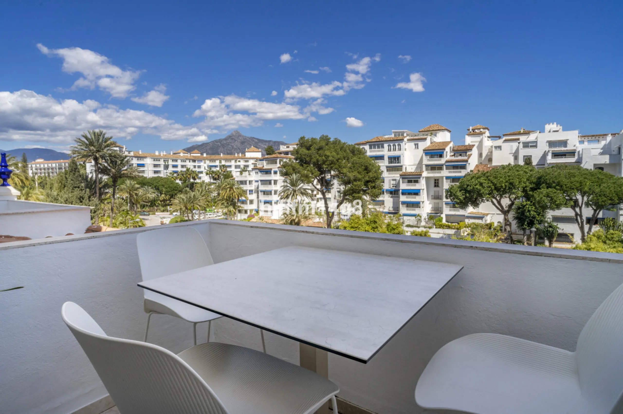 Apartment - Middle Floor Apartment в продаже в Marbella, Málaga. В доме 2 спален и 1 ванных комнат. Площадь дома 96 м²