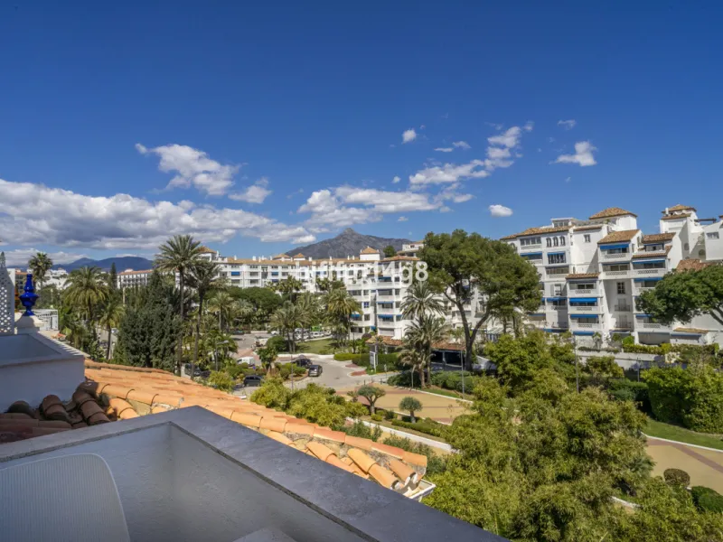 Apartment - Middle Floor Apartment в продаже в Marbella, Málaga. В доме 2 спален и 1 ванных комнат. Площадь дома 96 м²
