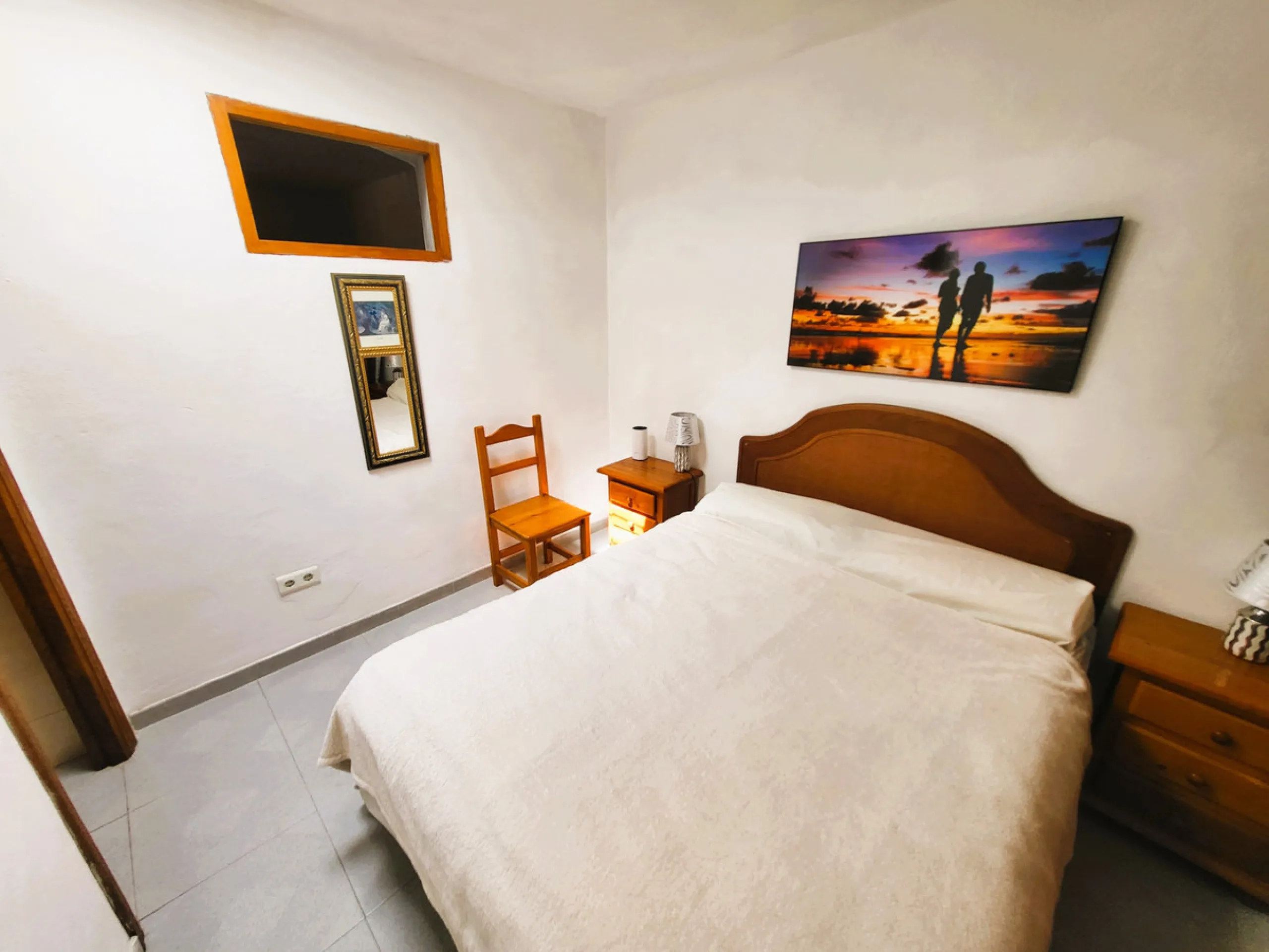 Discover this charming apartment located in the heart of Estepona's Old Town, one of the city's most vibrant and traditional areas. Its location is unbeatable: surrounded by shops, restaurants, schools and public transport, and just a few minutes' walk fr