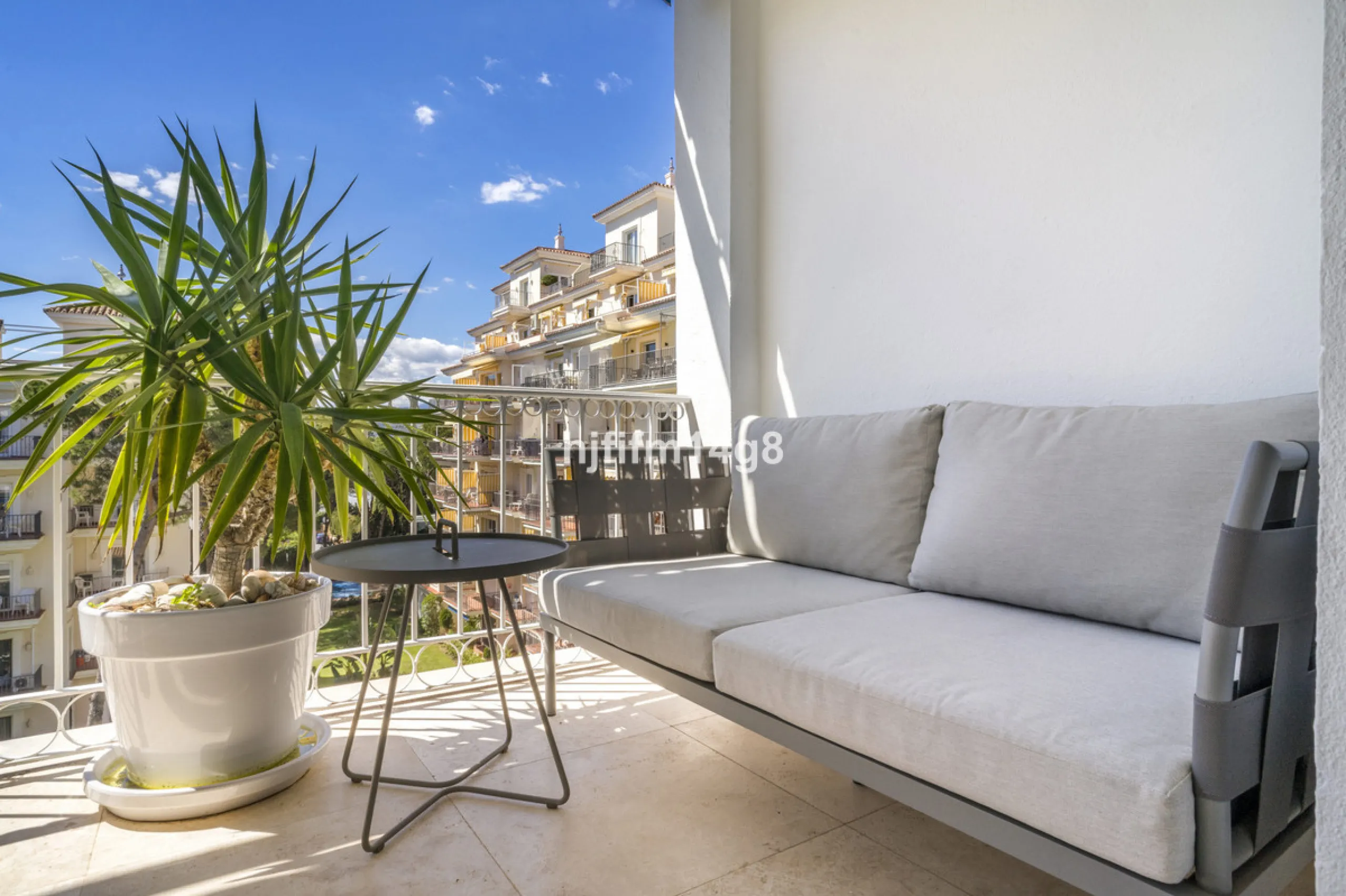 Apartment - Middle Floor Apartment в продаже в Marbella, Málaga. В доме 2 спален и 1 ванных комнат. Площадь дома 96 м²