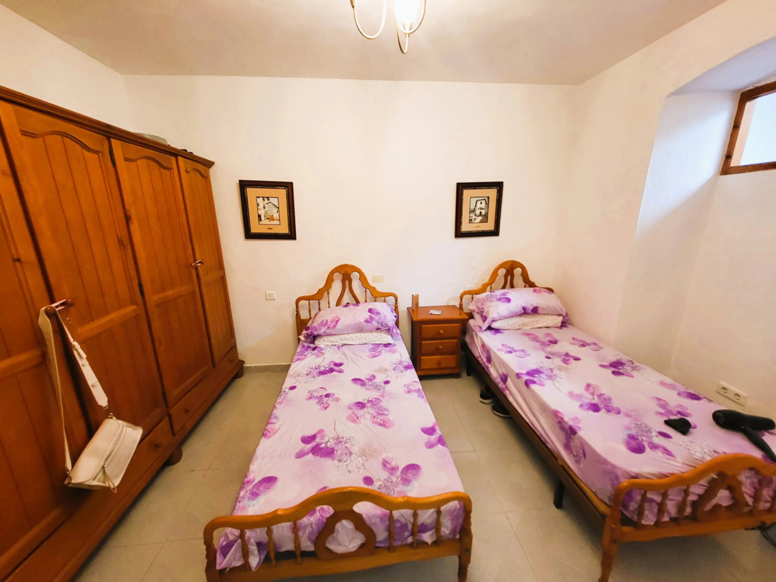 Discover this charming apartment located in the heart of Estepona's Old Town, one of the city's most vibrant and traditional areas. Its location is unbeatable: surrounded by shops, restaurants, schools and public transport, and just a few minutes' walk fr
