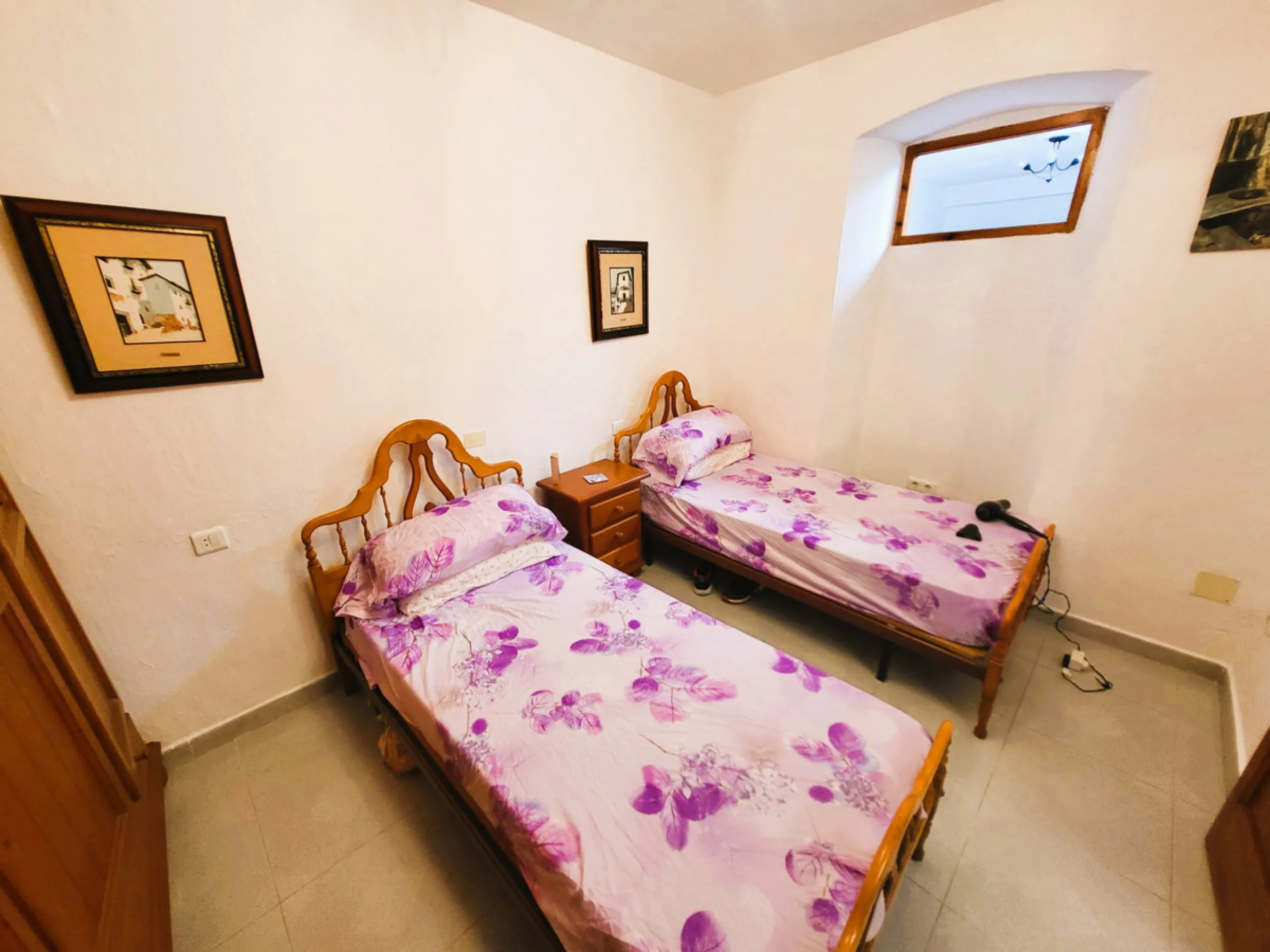 Discover this charming apartment located in the heart of Estepona's Old Town, one of the city's most vibrant and traditional areas. Its location is unbeatable: surrounded by shops, restaurants, schools and public transport, and just a few minutes' walk fr