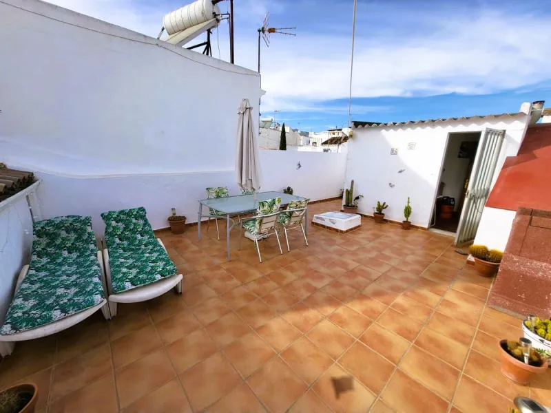 Discover this charming apartment located in the heart of Estepona's Old Town, one of the city's most vibrant and traditional areas. Its location is unbeatable: surrounded by shops, restaurants, schools and public transport, and just a few minutes' walk fr