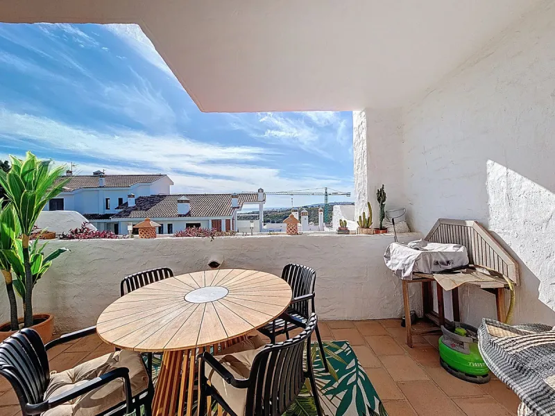 Welcome to this well-maintained two-bedroom, two-bathroom apartment set within the quiet and secure Casares Golf & Country Club, just minutes from the beach and the renowned Finca Cortesín resort.