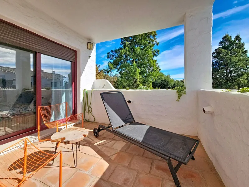 Welcome to this well-maintained two-bedroom, two-bathroom apartment set within the quiet and secure Casares Golf & Country Club, just minutes from the beach and the renowned Finca Cortesín resort.