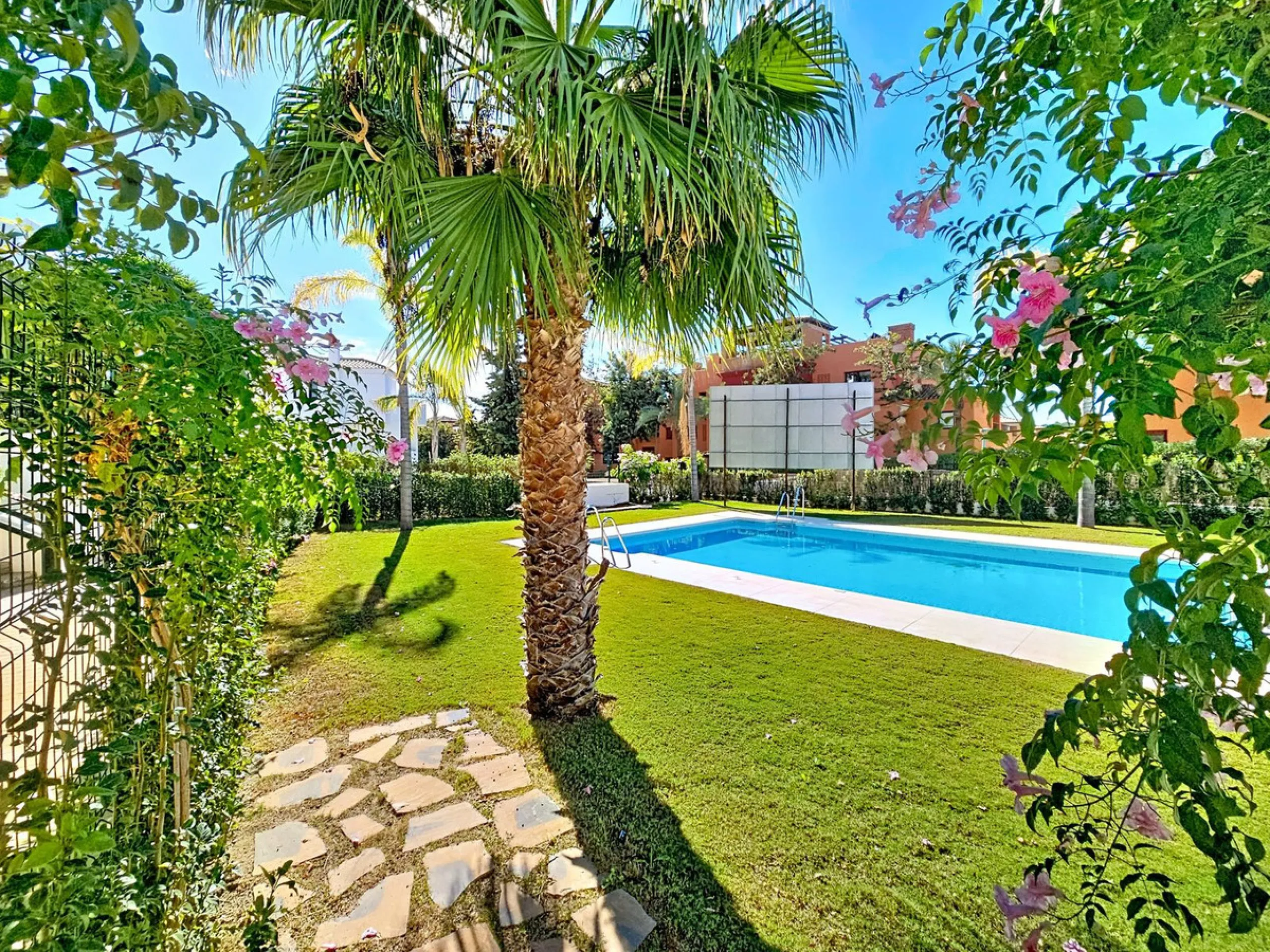 Welcome to this well-maintained two-bedroom, two-bathroom apartment set within the quiet and secure Casares Golf & Country Club, just minutes from the beach and the renowned Finca Cortesín resort.