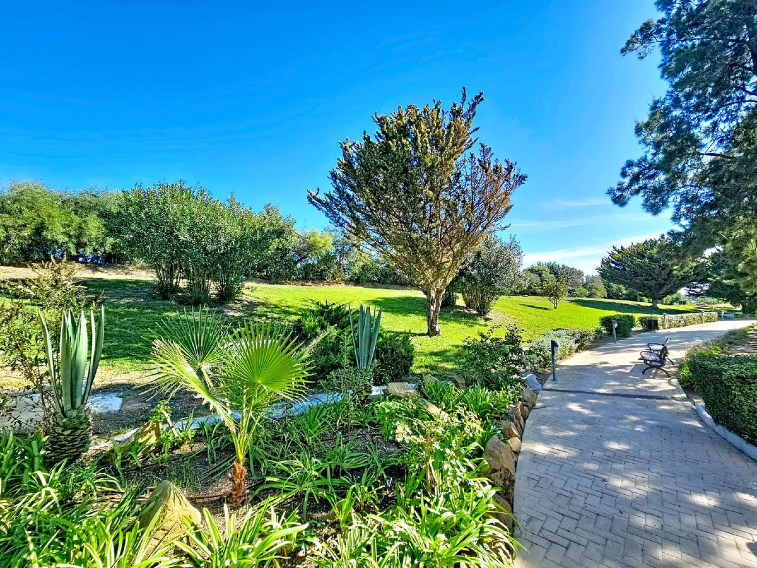 Welcome to this well-maintained two-bedroom, two-bathroom apartment set within the quiet and secure Casares Golf & Country Club, just minutes from the beach and the renowned Finca Cortesín resort.
