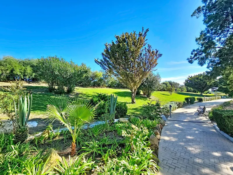 Welcome to this well-maintained two-bedroom, two-bathroom apartment set within the quiet and secure Casares Golf & Country Club, just minutes from the beach and the renowned Finca Cortesín resort.