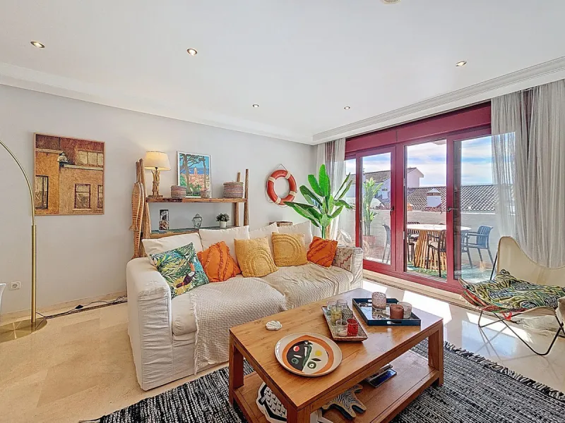 Welcome to this well-maintained two-bedroom, two-bathroom apartment set within the quiet and secure Casares Golf & Country Club, just minutes from the beach and the renowned Finca Cortesín resort.