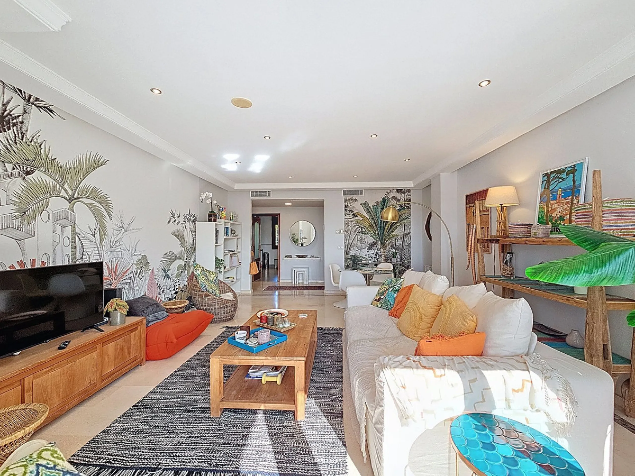 Welcome to this well-maintained two-bedroom, two-bathroom apartment set within the quiet and secure Casares Golf & Country Club, just minutes from the beach and the renowned Finca Cortesín resort.