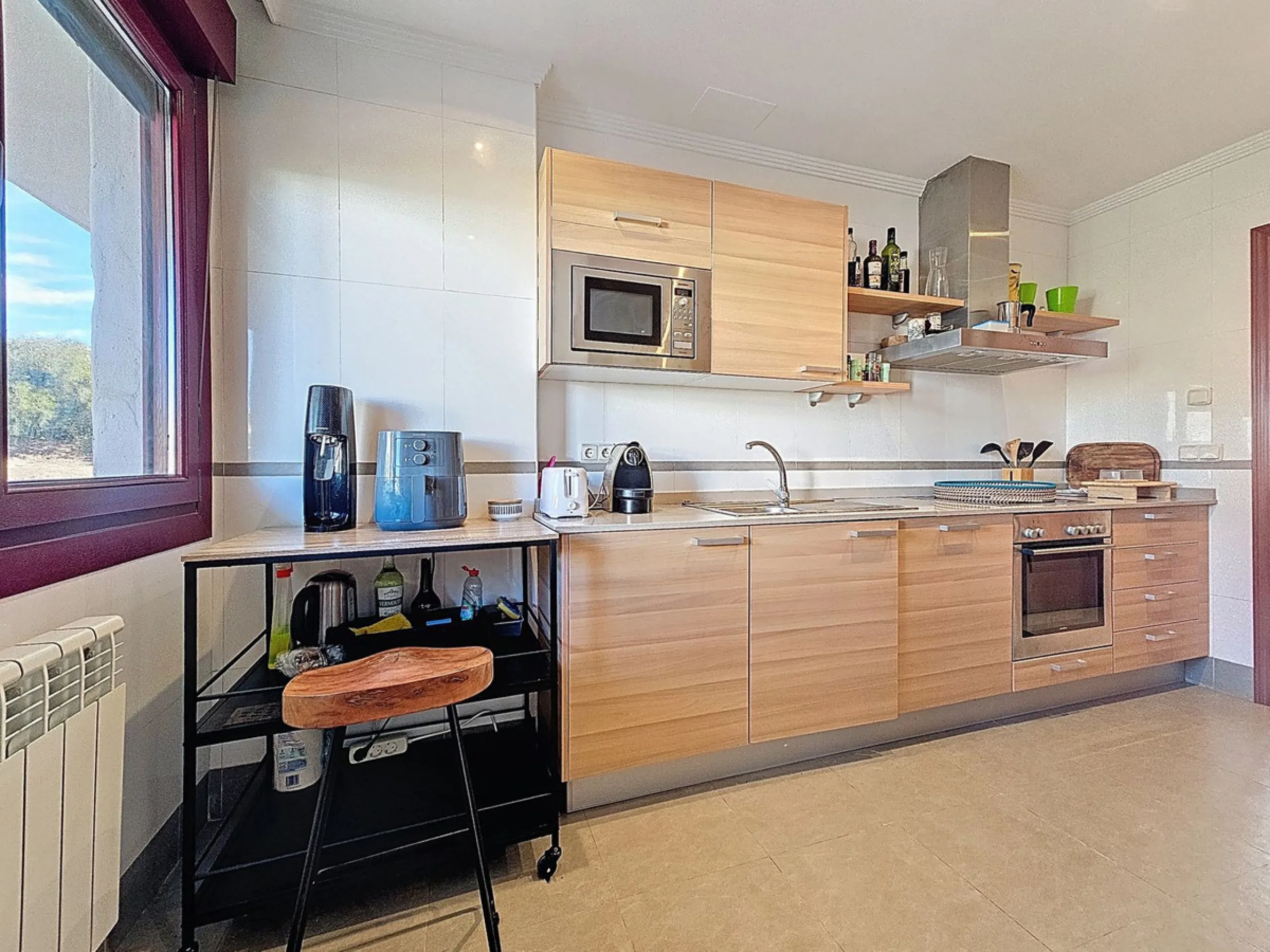 Welcome to this well-maintained two-bedroom, two-bathroom apartment set within the quiet and secure Casares Golf & Country Club, just minutes from the beach and the renowned Finca Cortesín resort.