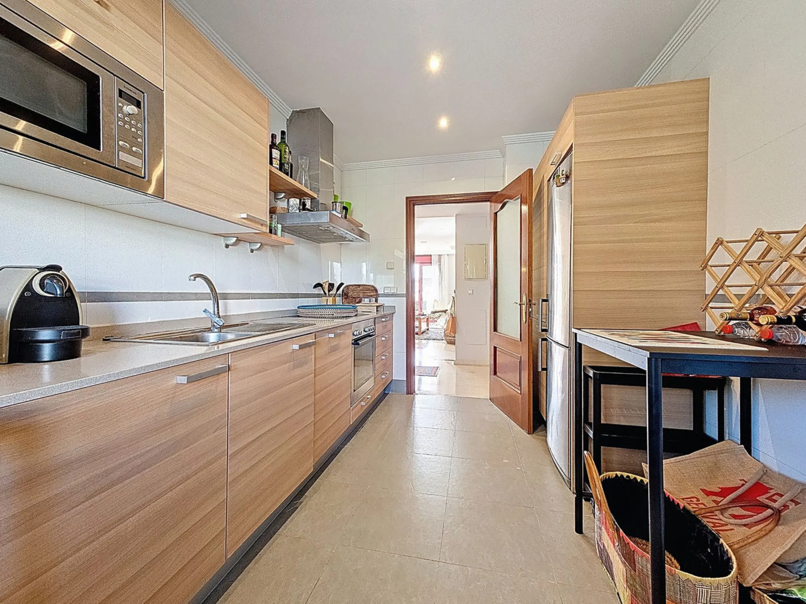 Welcome to this well-maintained two-bedroom, two-bathroom apartment set within the quiet and secure Casares Golf & Country Club, just minutes from the beach and the renowned Finca Cortesín resort.