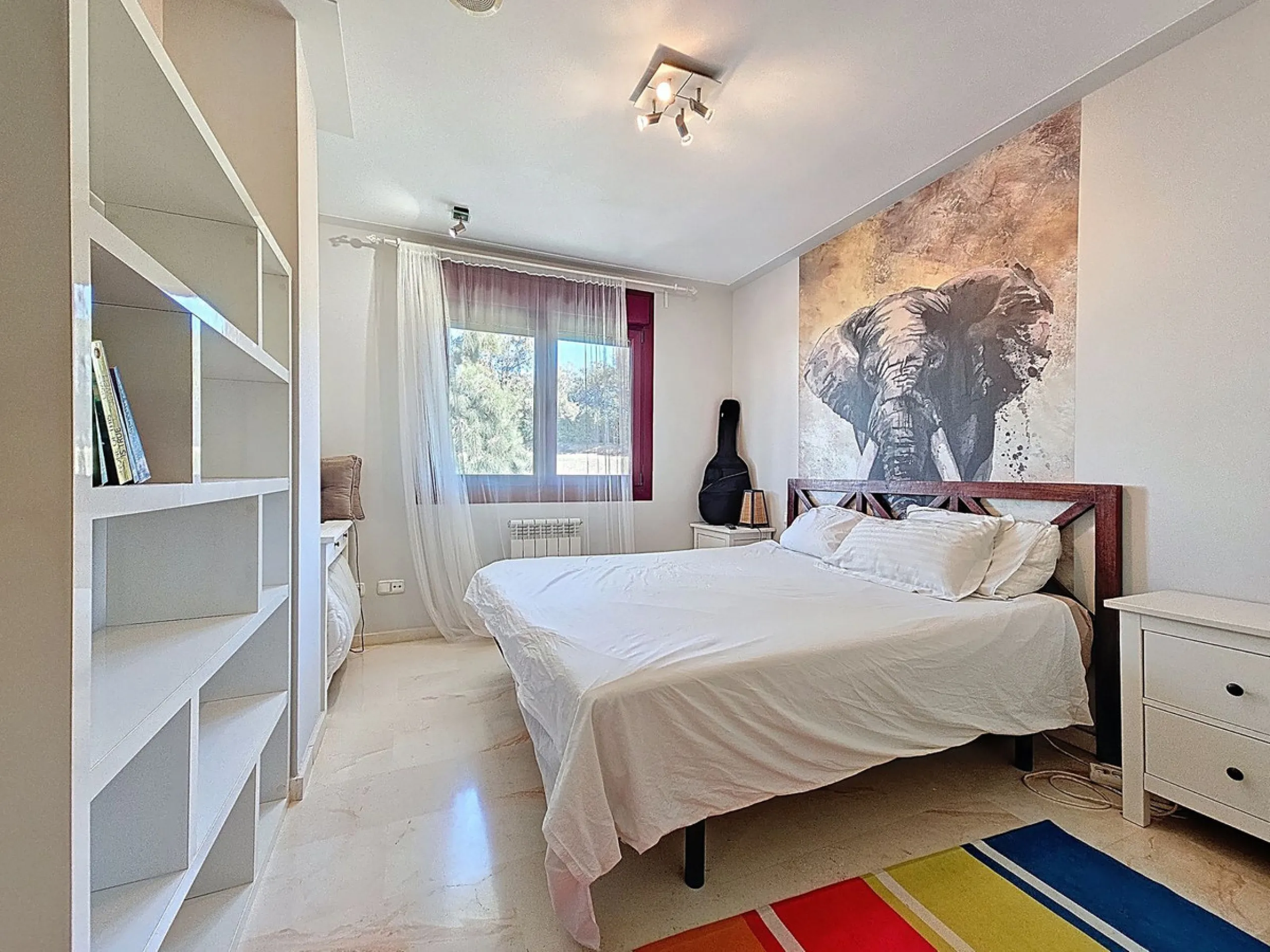 Welcome to this well-maintained two-bedroom, two-bathroom apartment set within the quiet and secure Casares Golf & Country Club, just minutes from the beach and the renowned Finca Cortesín resort.