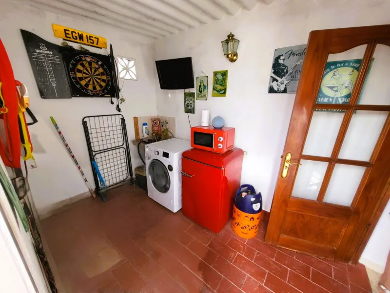 Discover this charming apartment located in the heart of Estepona's Old Town, one of the city's most vibrant and traditional areas. Its location is unbeatable: surrounded by shops, restaurants, schools and public transport, and just a few minutes' walk fr