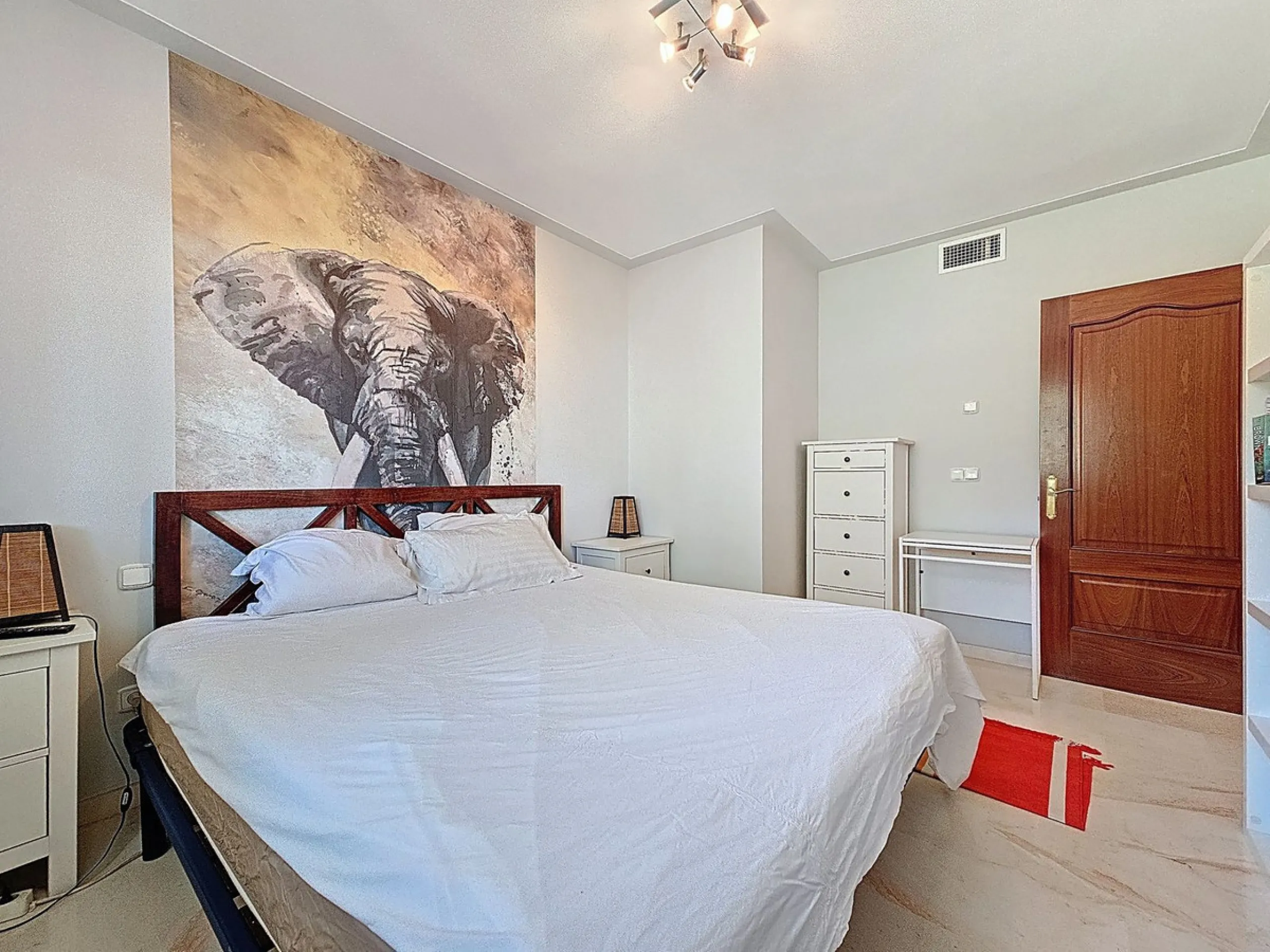 Welcome to this well-maintained two-bedroom, two-bathroom apartment set within the quiet and secure Casares Golf & Country Club, just minutes from the beach and the renowned Finca Cortesín resort.