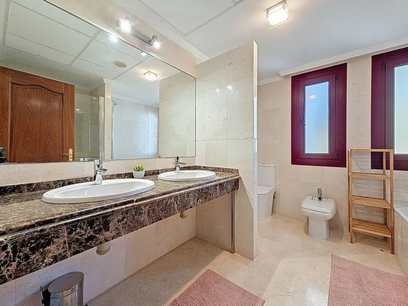 Welcome to this well-maintained two-bedroom, two-bathroom apartment set within the quiet and secure Casares Golf & Country Club, just minutes from the beach and the renowned Finca Cortesín resort.