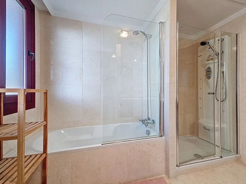 Welcome to this well-maintained two-bedroom, two-bathroom apartment set within the quiet and secure Casares Golf & Country Club, just minutes from the beach and the renowned Finca Cortesín resort.
