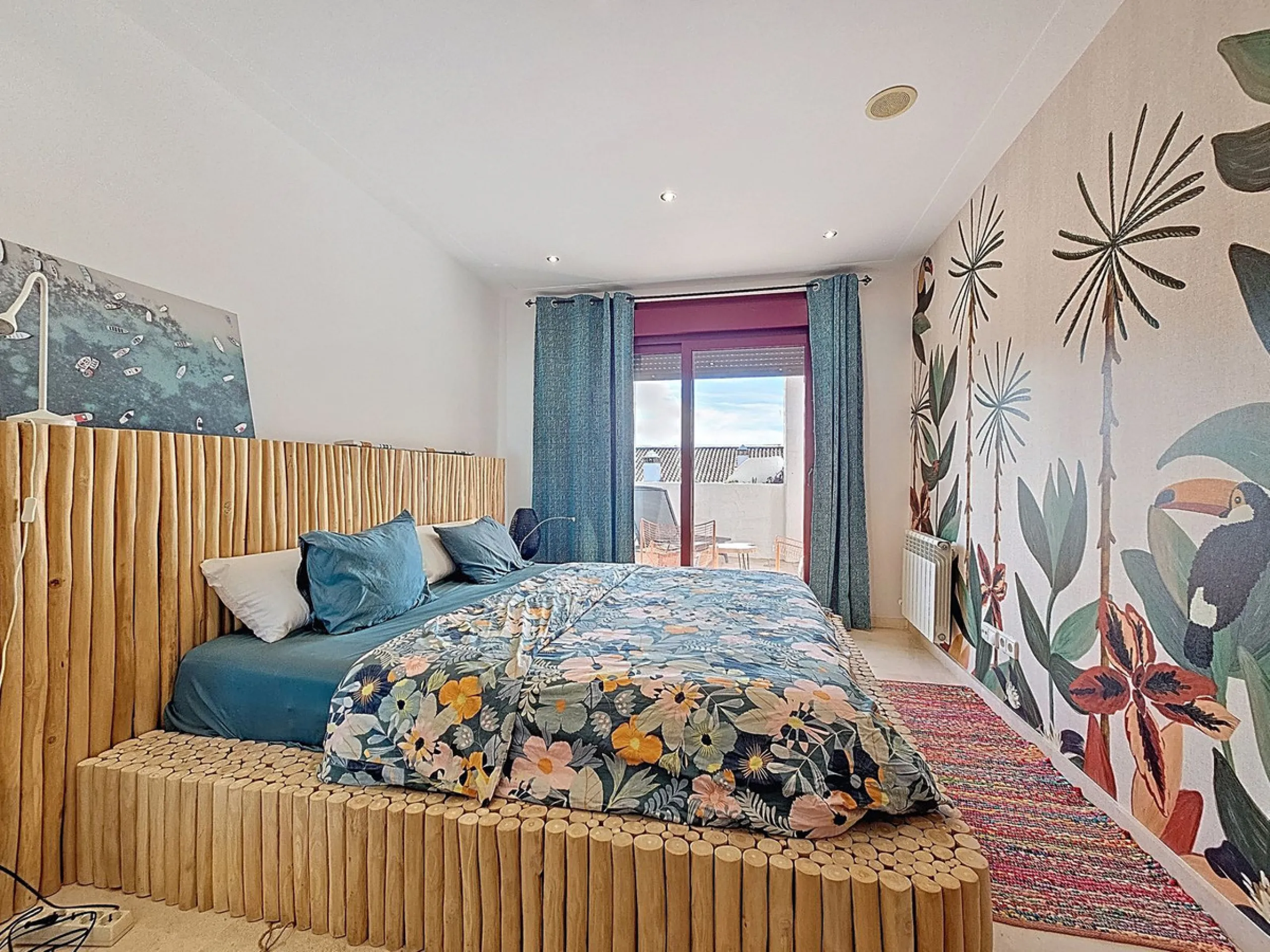 Welcome to this well-maintained two-bedroom, two-bathroom apartment set within the quiet and secure Casares Golf & Country Club, just minutes from the beach and the renowned Finca Cortesín resort.