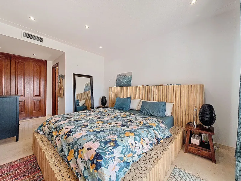 Welcome to this well-maintained two-bedroom, two-bathroom apartment set within the quiet and secure Casares Golf & Country Club, just minutes from the beach and the renowned Finca Cortesín resort.