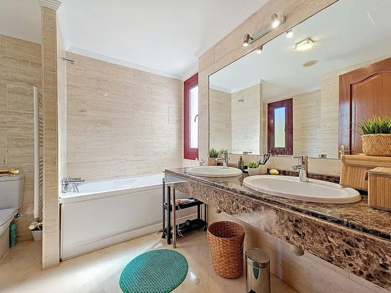 Welcome to this well-maintained two-bedroom, two-bathroom apartment set within the quiet and secure Casares Golf & Country Club, just minutes from the beach and the renowned Finca Cortesín resort.