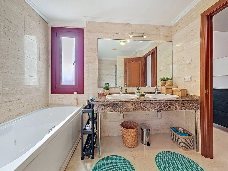 Welcome to this well-maintained two-bedroom, two-bathroom apartment set within the quiet and secure Casares Golf & Country Club, just minutes from the beach and the renowned Finca Cortesín resort.
