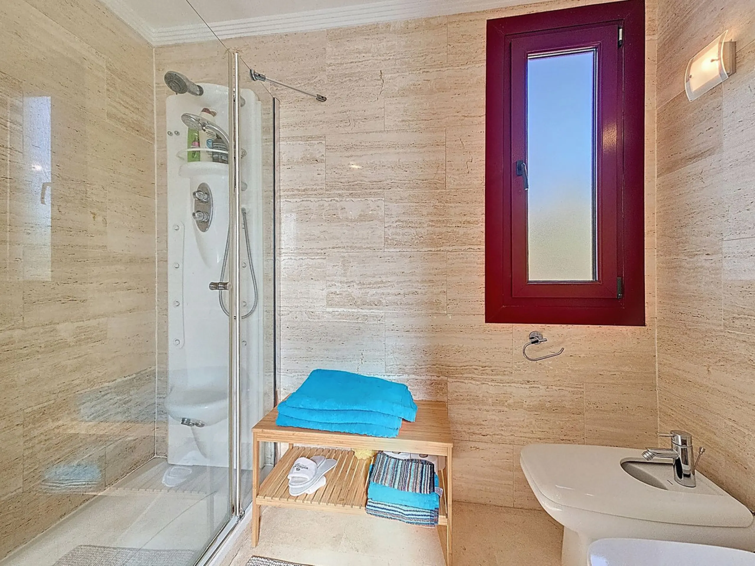 Welcome to this well-maintained two-bedroom, two-bathroom apartment set within the quiet and secure Casares Golf & Country Club, just minutes from the beach and the renowned Finca Cortesín resort.