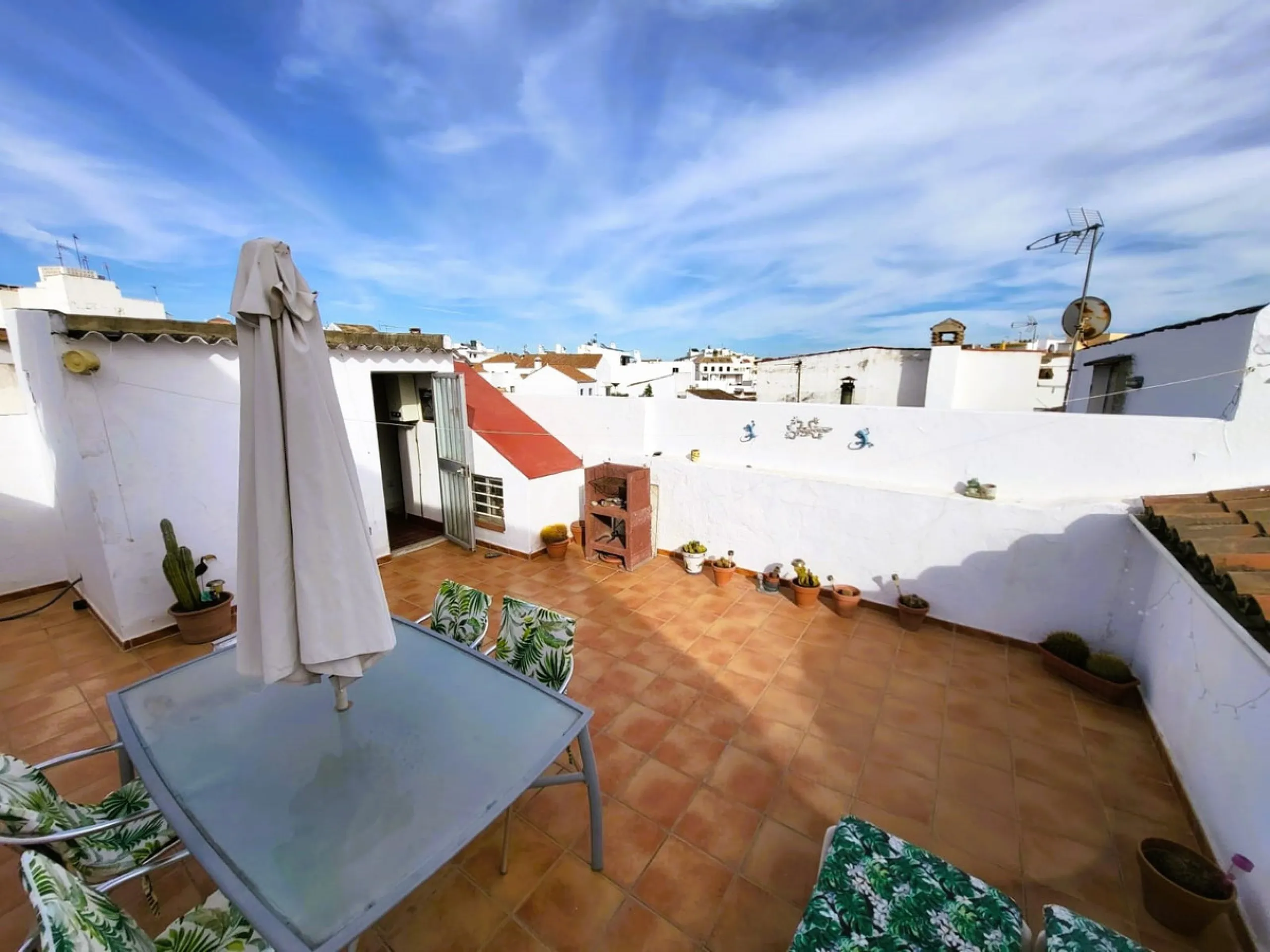 Discover this charming apartment located in the heart of Estepona's Old Town, one of the city's most vibrant and traditional areas. Its location is unbeatable: surrounded by shops, restaurants, schools and public transport, and just a few minutes' walk fr